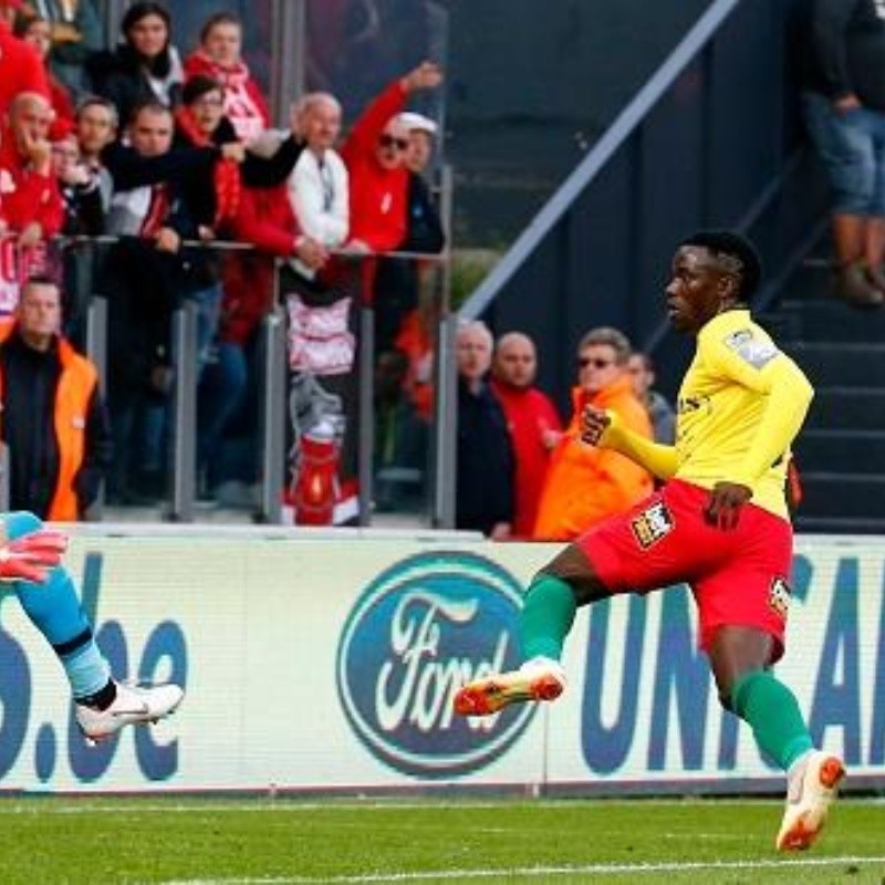 ¡Un insólito gol! Ochoa tocó la pelota 3 veces pero no pudo evitar el gol en contra del Standard