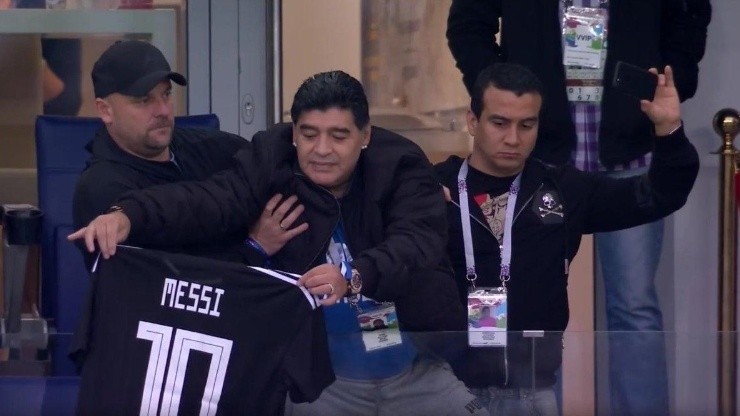 Diego posa con la remera de Messi en Rusia 2018.