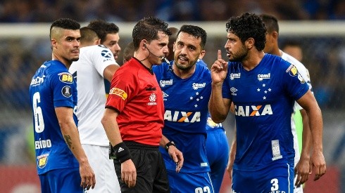 Foto de los jugadores de Cruzeiro con el árbitro.