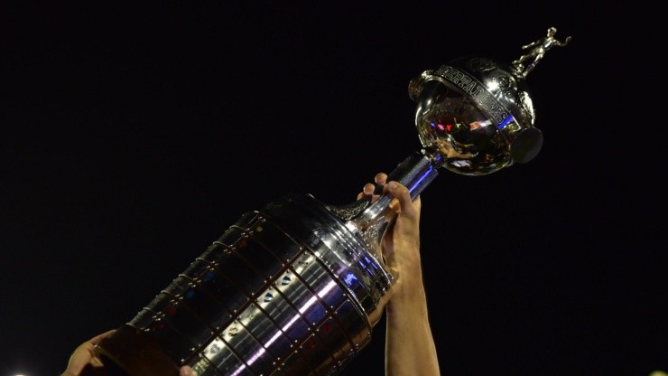 LA OBSESIÓN DEL CONTINENTE. El trofeo de la Copa Libertadores que buscarán levantar (Foto: Getty).