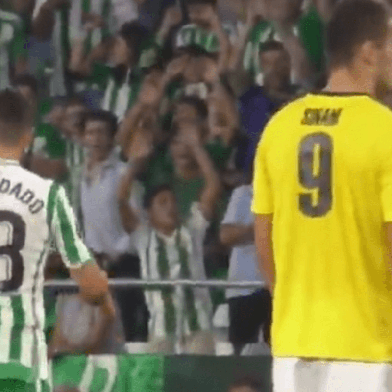 En Betis aman a Guardado y volvieron a demostrarlo