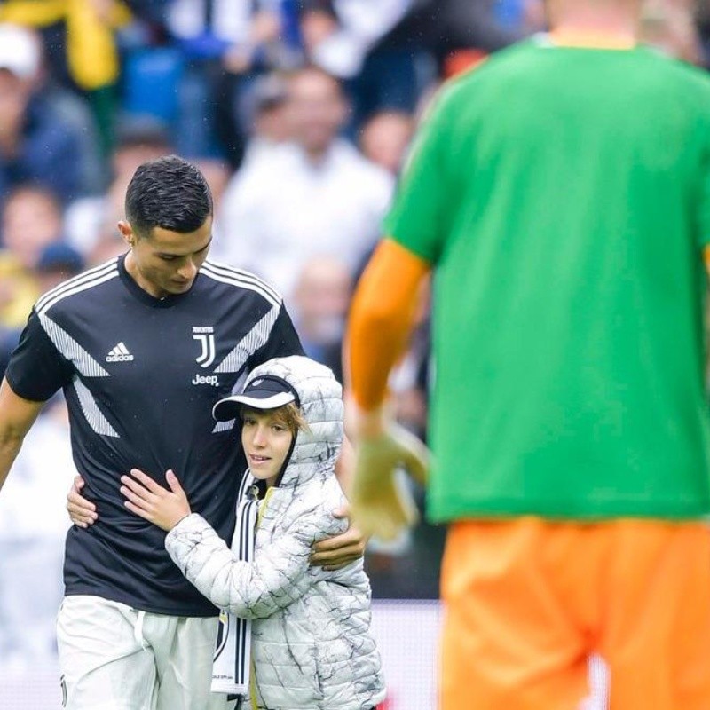 Un fanático invadió el campo para saludar a Cristiano y él le cumplió el sueño