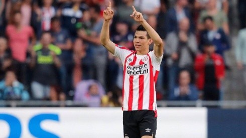 Hirving Lozano celebrando con la playera del PSV.