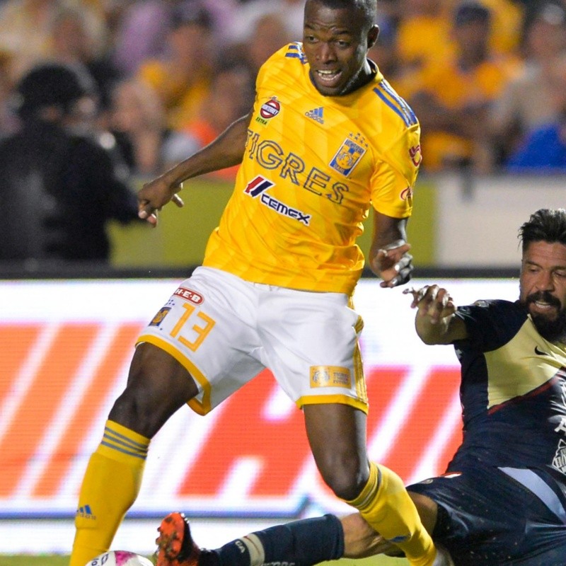 Frente a Tigres, América perdió a su goleador: Oribe Peralta sufrió una lesión y fue reemplazado