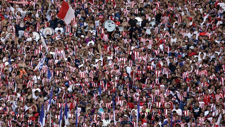 Gran recibimiento de la afición de Chivas a los jugadores