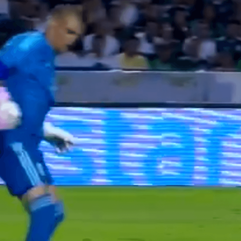 ¡Cuidado Lajud! Casi autogol del portero de México