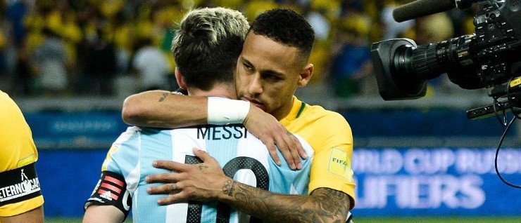 LA ÚLTIMA VEZ. Neymar abraza a Messi en el 3-0 de Brasil por las Eliminatorias (Foto: Getty).