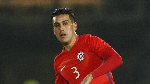 Enzo Roco anotó en propia puerta para el inicio de la goleada peruana sobre Chile.
