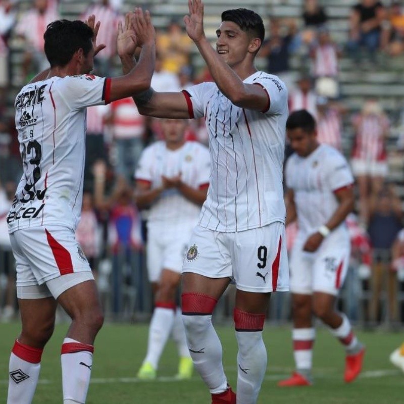 Chivas se impuso por penales a Tigres en un amistoso vibrante