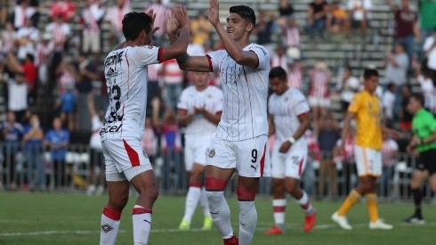 Chivas se impuso por penales a Tigres en un amistoso vibrante