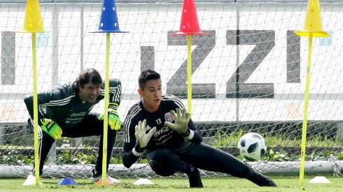 Raúl Gudiño se prepara para el duelo entre México y Chile.
