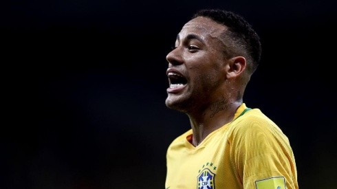 Neymar con la camiseta brasileña.