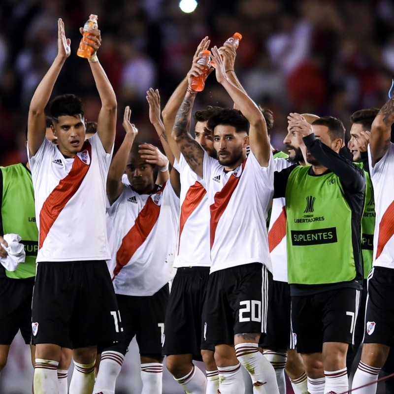 La foto del plantel de River fuera del club de la que hablan todos sus hinchas