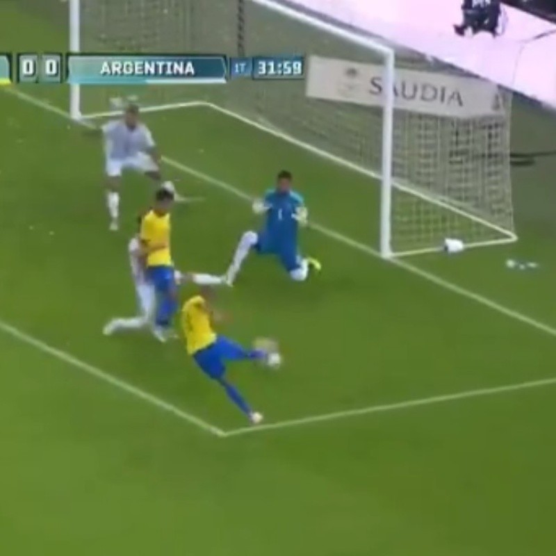 Era el primer gol de Brasil pero Otamendi salvó a Argentina en la línea