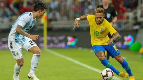 Neymar encarando a Renzo Saravia.