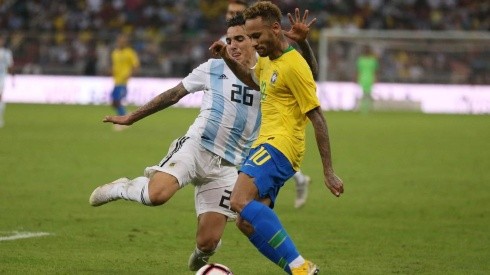 UNA SOMBRA. Saravia busca evitar el centro de Neymar en el Argentina-Brasil.