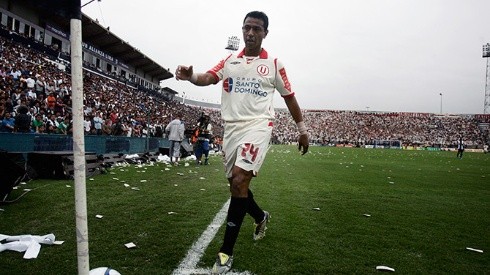 El peruano no solamente vistió los colores de la "U", sino que también dirigió al club.