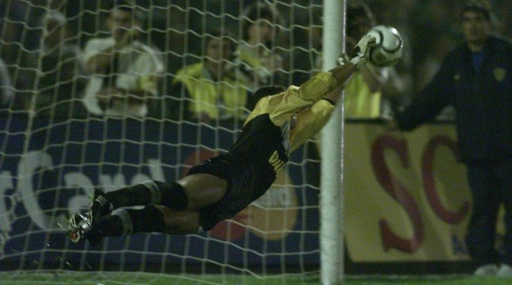 VOLANDO. Óscar Córdoba, la gran figura de los penales del 2000 (Foto: Getty).