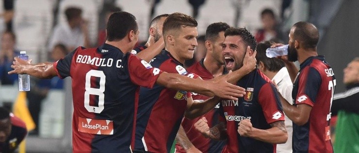 CELEBRA LA VISITA. Todos abrazan a Bessa tras su gol (Foto: Getty).