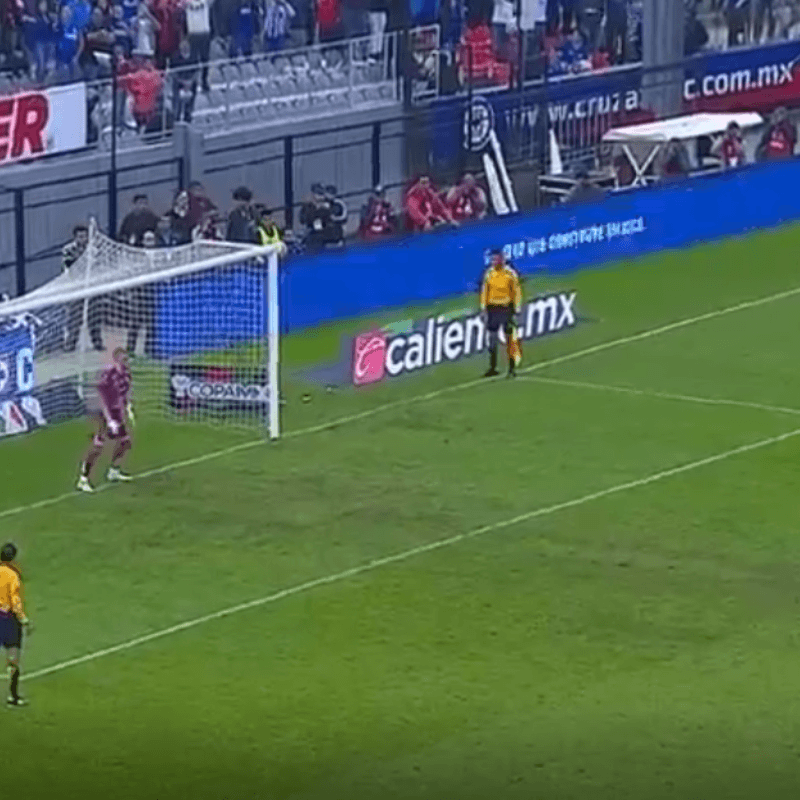 EL MOMENTO: Cauteruccio cruzó el remate y devolvió a Cruz Azul a una final