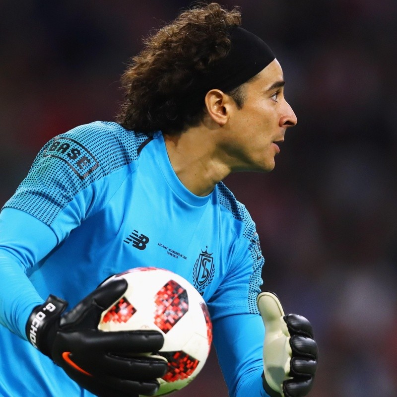 La afición del Standard Lieja se rindió a los pies del Memo Ochoa