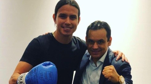 Jerry Flores posó con el mítico ex boxeador mexicano
