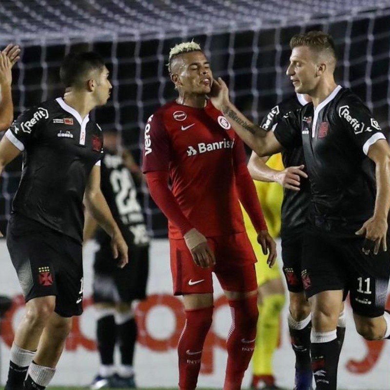 Maxi López lo empató a los 92' y para festejarlo ¡le pegó un cachetazo al rival!