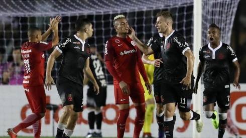 Maxi López lo empató a los 92' y para festejarlo ¡le pegó un cachetazo al rival!