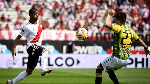 POCO EN CANCHA. De la Cruz ante Aldosivi este sábado con River (Foto: Getty).