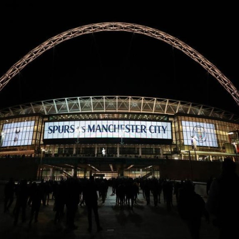 El campo de juego de Wembley es un desastre total y ya lo comparan con el Azteca