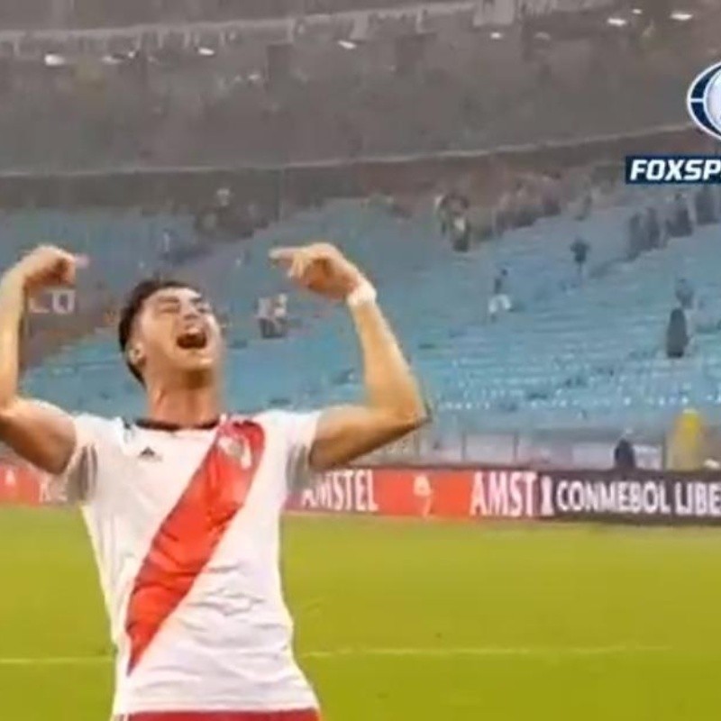 El festejo del Pity Martínez con la hinchada River cuando el estadio ya estaba vacío