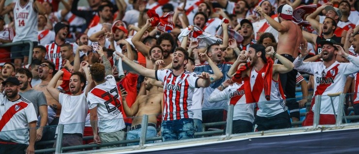 COPANDO BRASIL. Los hinchas de River en el Arena do Gremio (Foto: Getty).