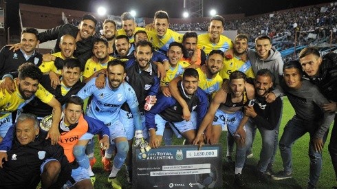 Foto de los jugadores de Temperley celebrando.