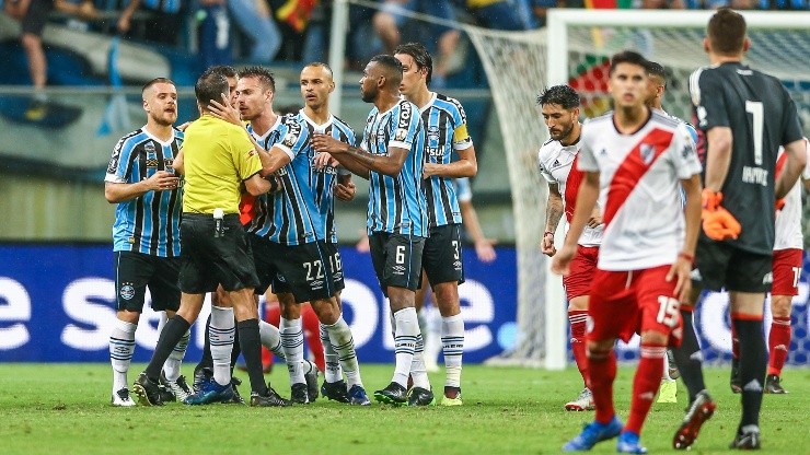 Foto de los jugadores de Gremio enojados con el árbitro.