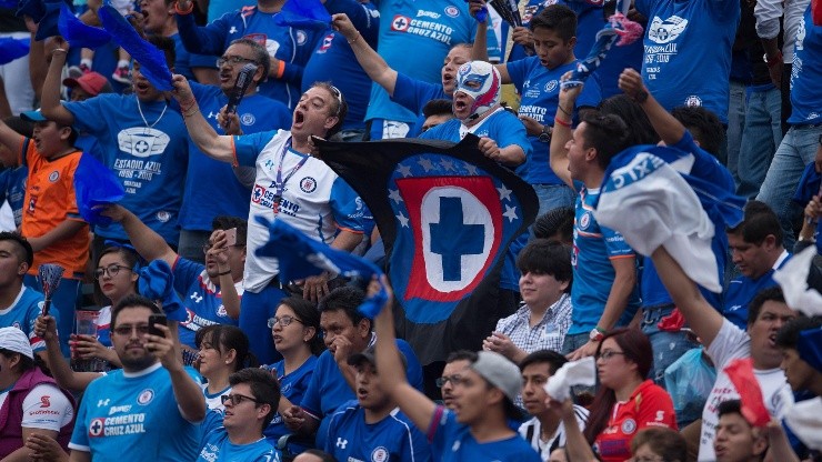 La afición del Rayados maltrató a la de Cruz Azul.