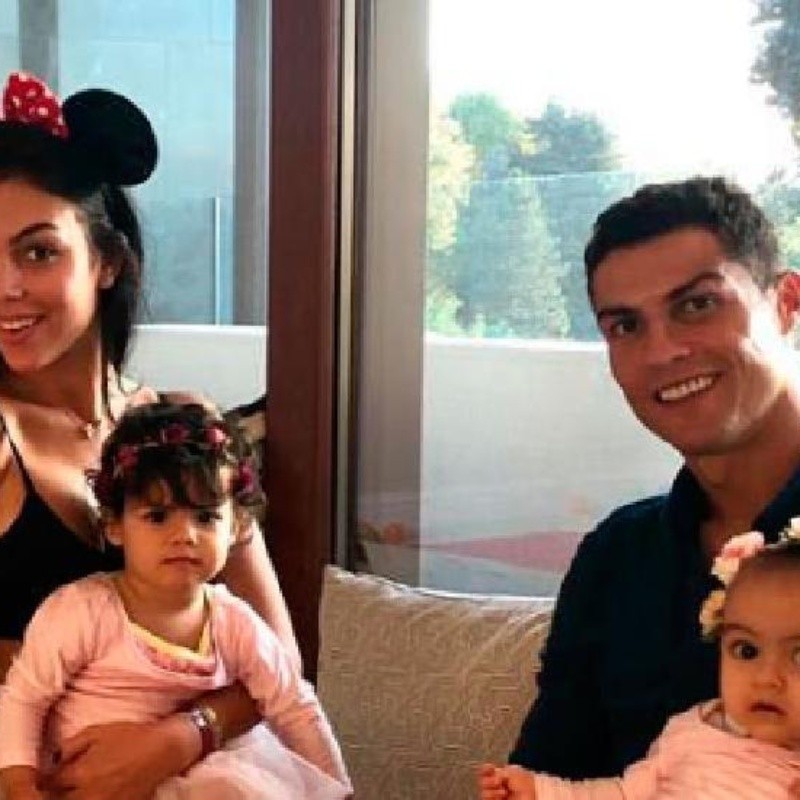 Georgina subió una foto familiar pero todos nos preguntamos que tiene Cristiano en las manos