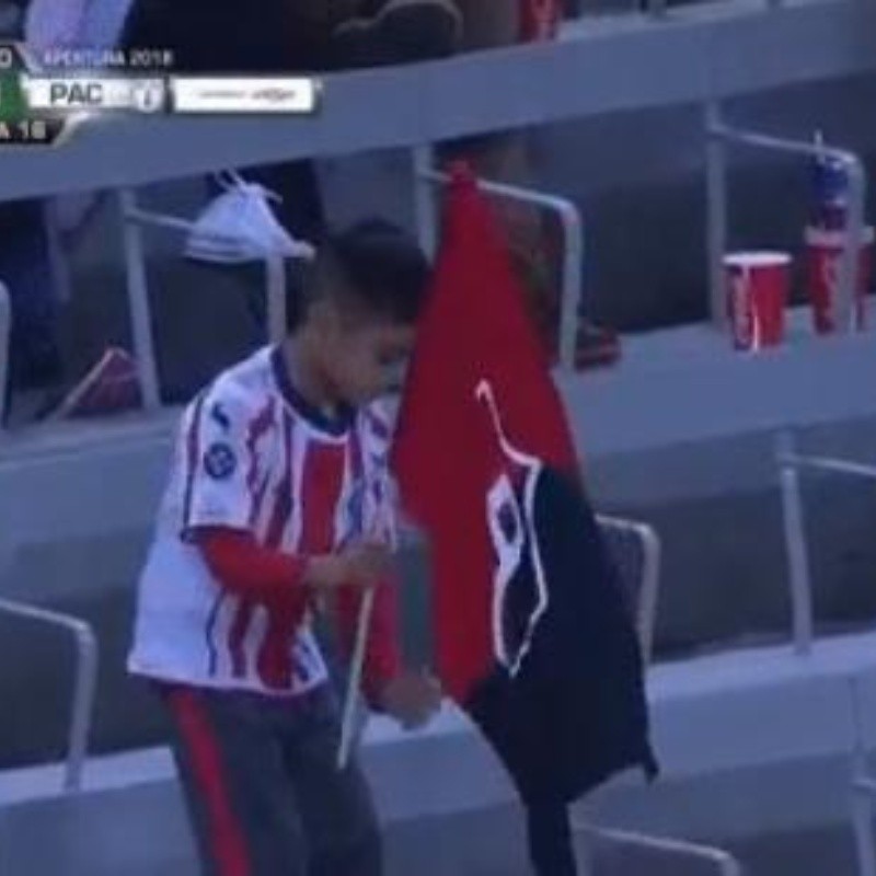 ¿Cómo? Un niño llevó los colores de Chivas y Atlas al mismo tiempo