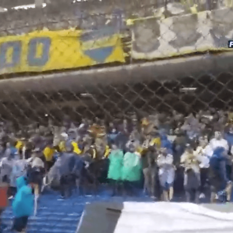 No les importa la lluvia y los hinchas de Boca no paran de cantar en la Bombonera