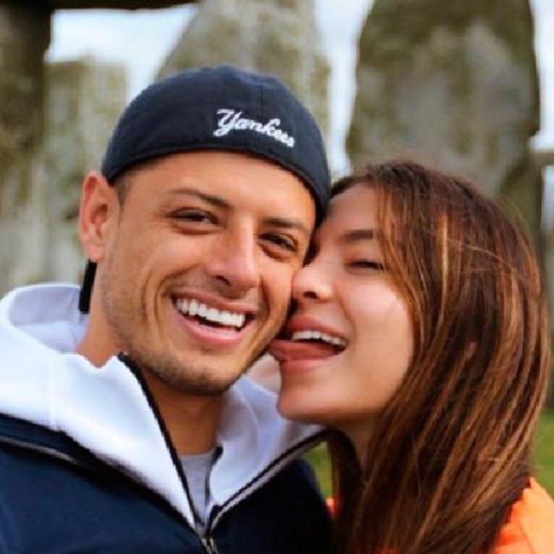 Chicharito le comió la nariz a su novia en la foto más romántica alguna vez subida