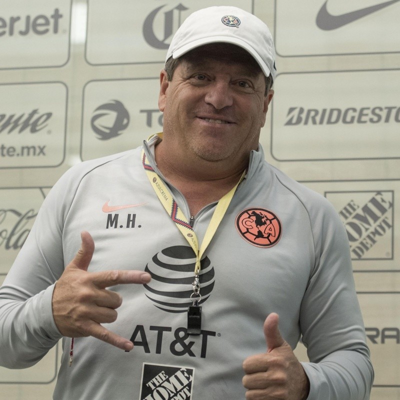 Lo que le faltaba: Miguel Herrera y una foto rodeado de alcohol