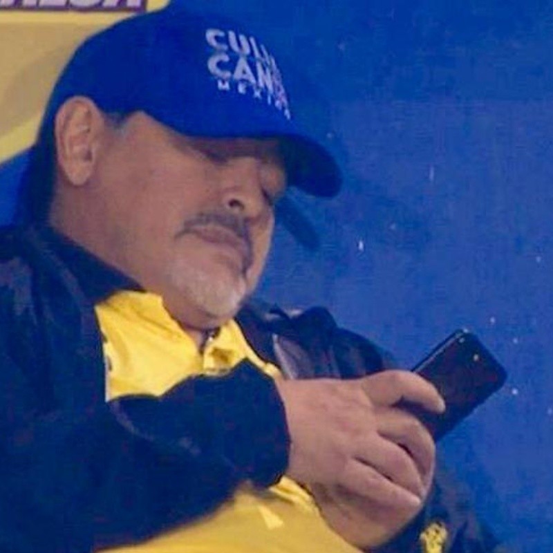 Es un genio: Diego Maradona sacó el celular en pleno partido