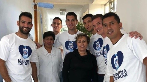Los jugadores de Cruz Azul pintaron un asilo ayer. (Instagram CaraglioMilton)