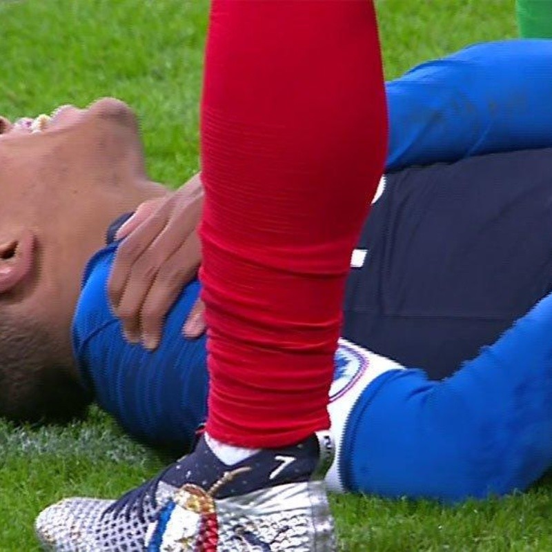 ¡Alarmas encendidas! Mbappé cayó muy mal sobre su brazo y se fue lleno de dolor