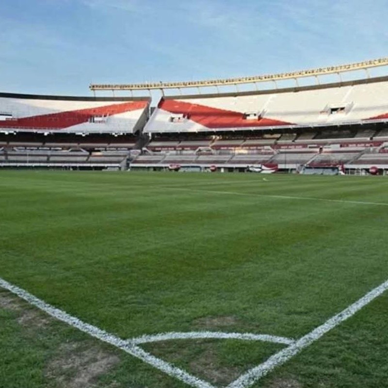 Todo listo: instalaron en el Monumental la tarima donde será coronado el campeón