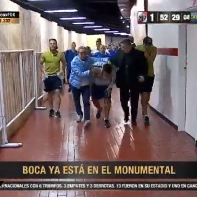 Gases y vidrios rotos: así recibieron en el Monumental al micro de Boca