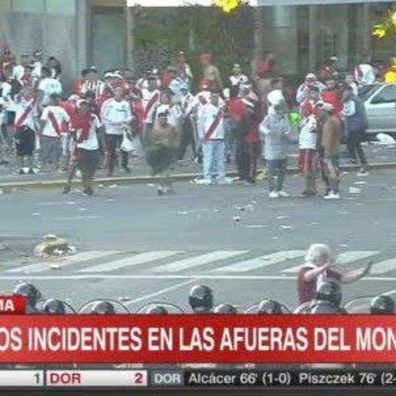 La batalla campal entre hinchas de River y la Policía a las afueras del Monumental