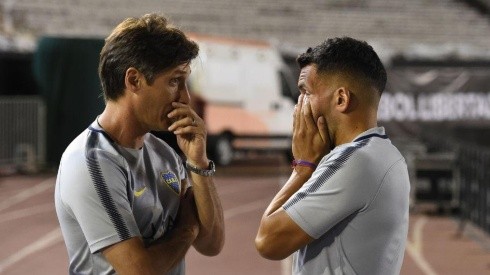 ¿PEDIMOS LOS PUNTOS? Gustavo y Tevez hablan en la pista de atletismo del Monumental (Foto: Getty).