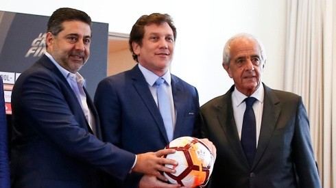 El pacto de caballeros que firmaron los presidentes de River, Boca y Conmebol para que la final de juegue