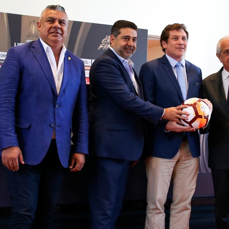 El martes se reúnen presidente de Conmebol, Angelici y D'Onofrio