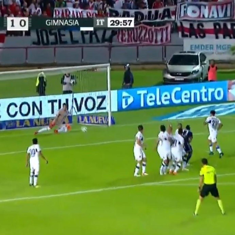 El arquero de Gimnasia le regaló un gol al Pity Martínez y gana River